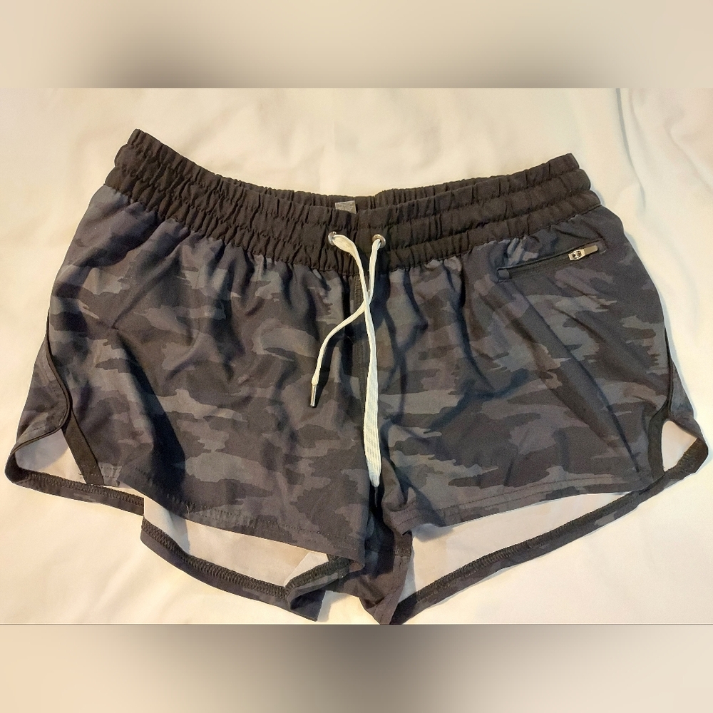 Vuori Clementine 2.0 Shorts Black Grey Camouflage 2.5” Lined Size Large